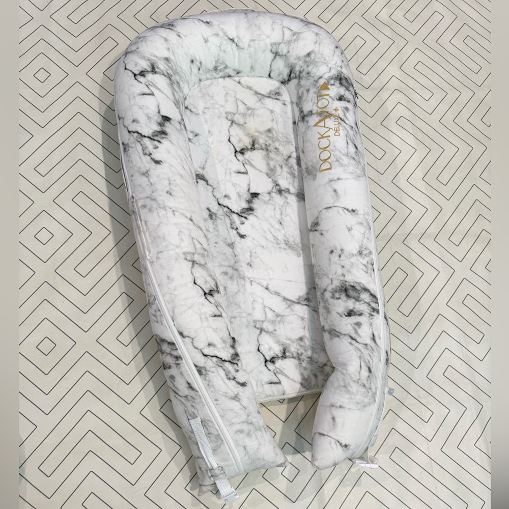 DockATot Deluxe+ Marble